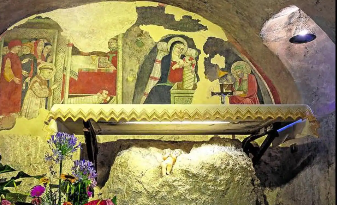 Un fresco recuerda en el santuario de Greccio el primer nacimiento interpretado por San Francisco de Asís.
