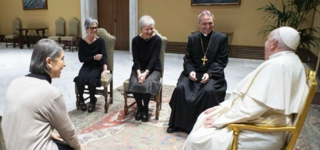 Francisco con Georg Gänswein y las cuatro Memores Domini el 4 de enero en el Vaticano.