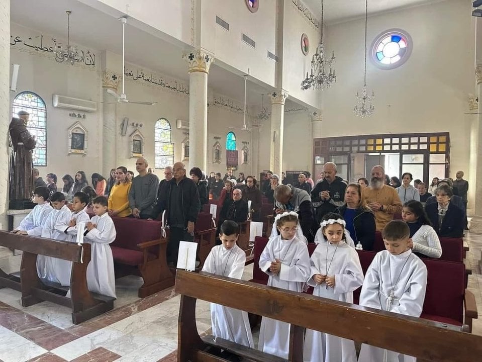 Niños palestinos reciben la comunión en la única parroquia católica de Gaza.