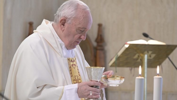 El Papa Francisco celebrando la Santa Misa.