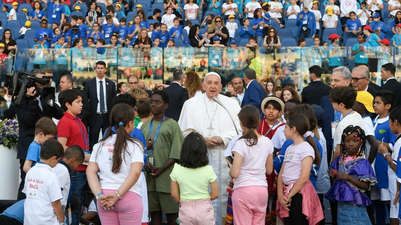 El Papa Francisco con participantes de la Jornada Mundial de los Niños. Vatican Media.