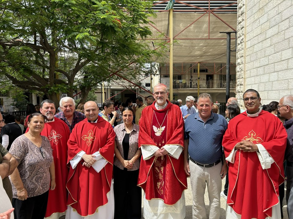 El cardenal Pierbattista Pizzaballa con el párroco de Gaza y los propietarios de la panadería reconstruida.