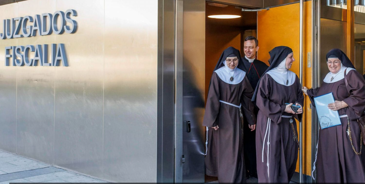 El portavoz de las clarisas de Belorado, junto con tres de sus monjas, salen del juzgado de Burgos. Santi Otero / EFE