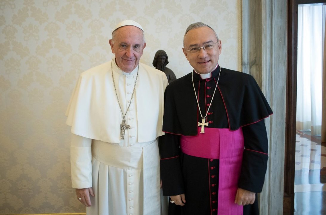 Monseñor Edgar Peña Parra,  Sustituto para Asuntos Generales de la Secretaría de Estado, con el Papa Francisco. Vatican News.