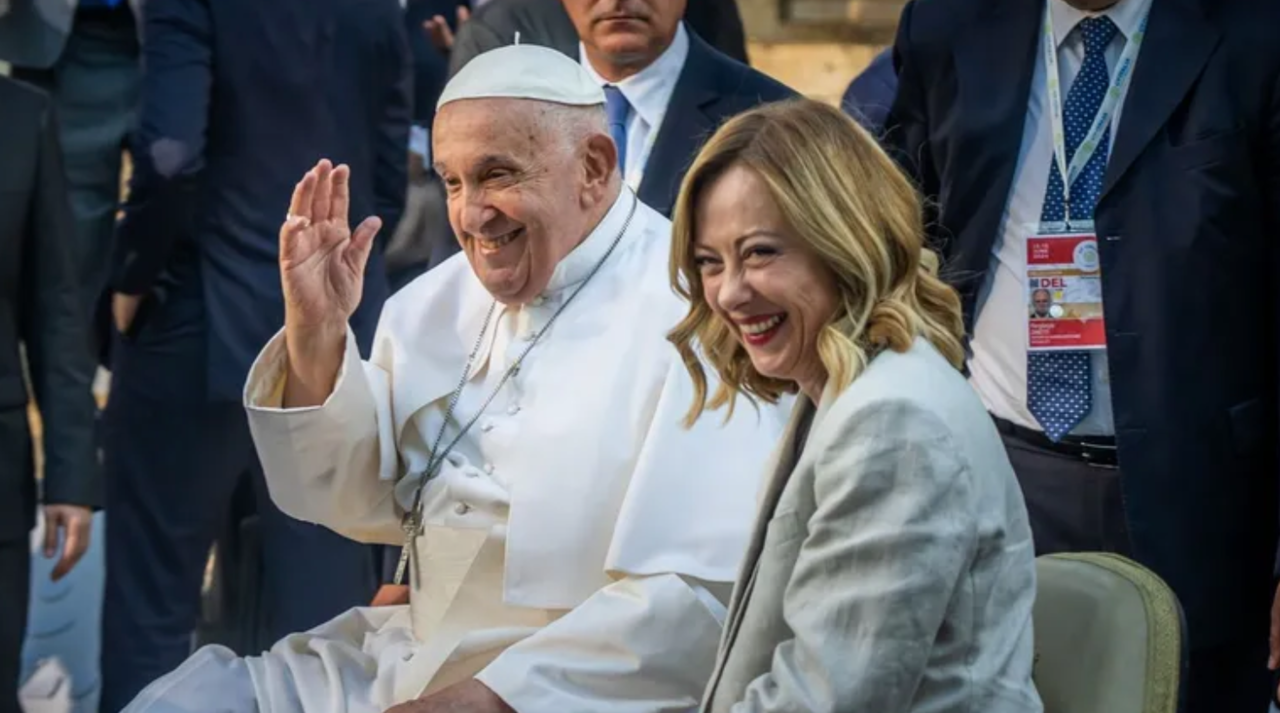 El papa Francisco y Meloni, el viernes durante el foro del G7. Fuente: Europa Press.