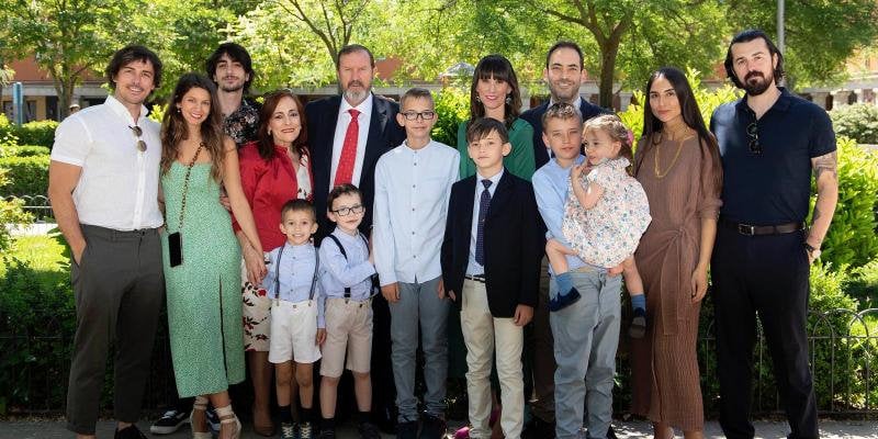 José Luis de Marcos, con su esposa Yolanda, sus cinco hijos y sus 6 nietos. 