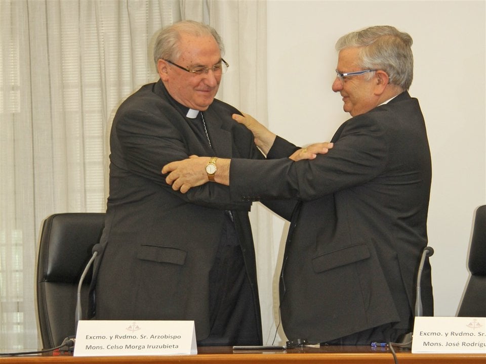 D. Celso Morga y D. José Rodríguez se abrazan tras las palabras dirigidas a la diócesis del nuevo arzobispo.
