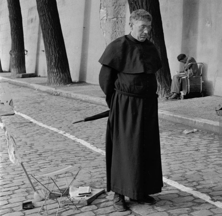 1955:  British actor El actor británico Alec Guinness en 1955 en Paris durante el rodaje 'Father Brown', Hansen/BIPs/Getty Images.