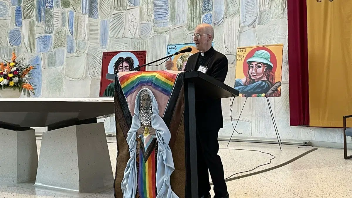 P. James Martín, en un acto LGTBI mostrando a la Virgen con la bandera lgtbi. 