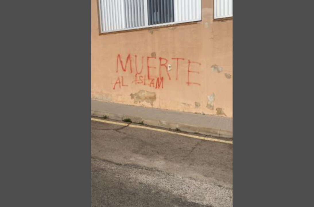 Pintadas en un colegio con la frase "Muerte al Islam".