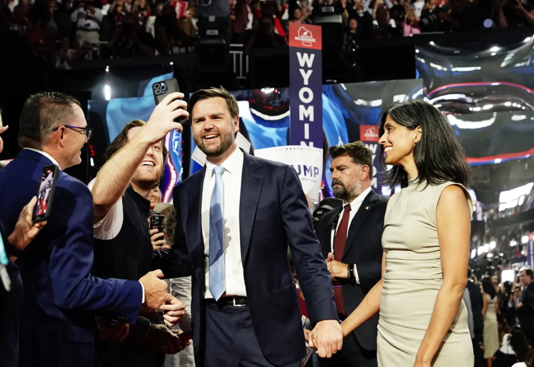 El senador J. D. Vance por Ohio y su esposa, Usha Vance, en la Convención Nacional Republicana después de la nominación al vicepresidencia el primer día del evento en Milwaukee. Credito: Haiyun Jiang para The New York Times