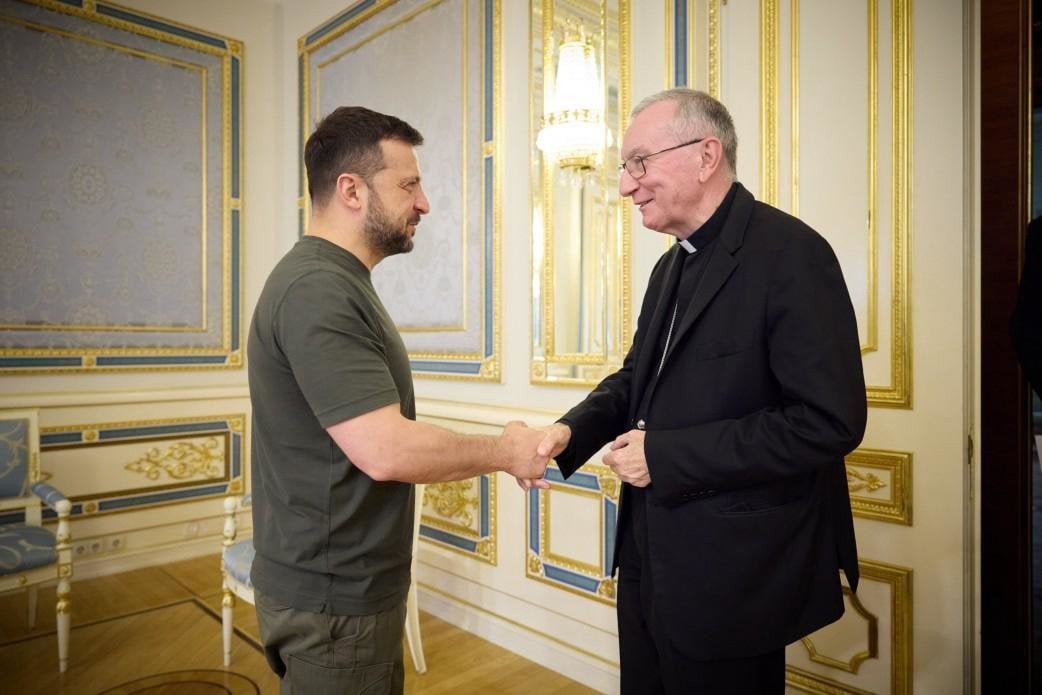 El cardenal secretario de Estado, Pietro Parolin se reunió con el presidente de Ucrania, Volodymyr Zelenskyy  a quien reiteró la cercanía y el compromiso del Papa para encontrar una paz justa y duradera para los maltratados de Ucrania.