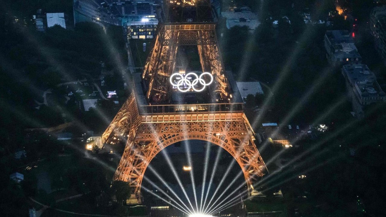 La Torre Eiffel iluminada antes de la ceremonia de apertura de los Juegos Olímpicos París 2024. (AFP or licensors).