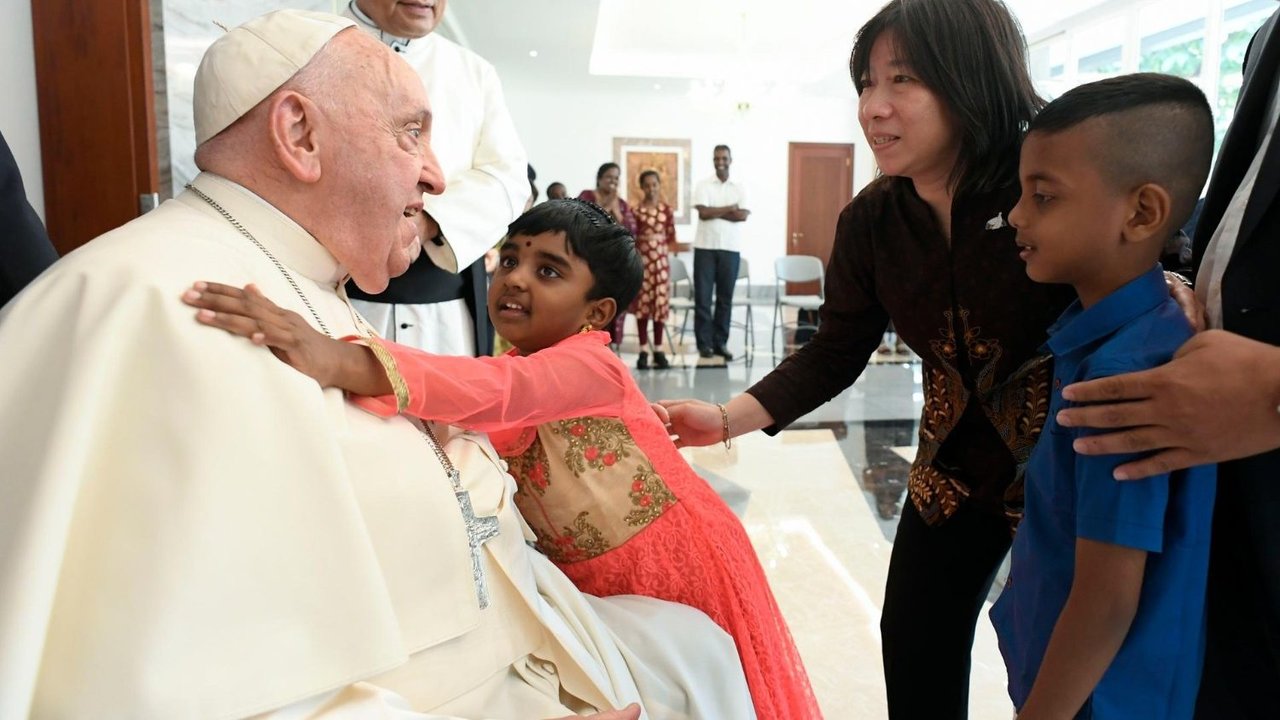 Algunos de los refugiados con los que se reunió el Papa en la Nunciatura de Yakarta  (Vatican Media) 