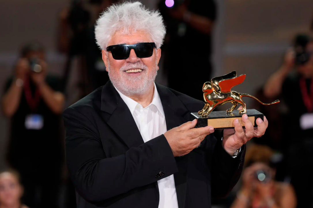 El director Pedro Almódovar posa con su León de Oro en el Festival de Venecia, a 7 de septiembre de 2024, en Venecia (Italia). ‘La habitación de al lado’, la primera película de Pedro Almodóvar rodada íntegramente en inglés/ Stefano Spaziani / Europa Press.