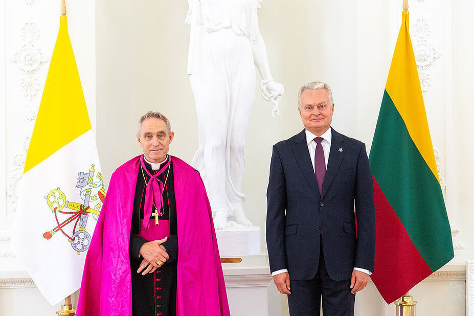 El arzobispo Gänswein presentó el viernes sus cartas credenciales como nuncio para Estonia, Letonia y Lituania al presidente lituano, Gitanas Nauseda, y asumió así su cargo de embajador papal en los países bálticos.