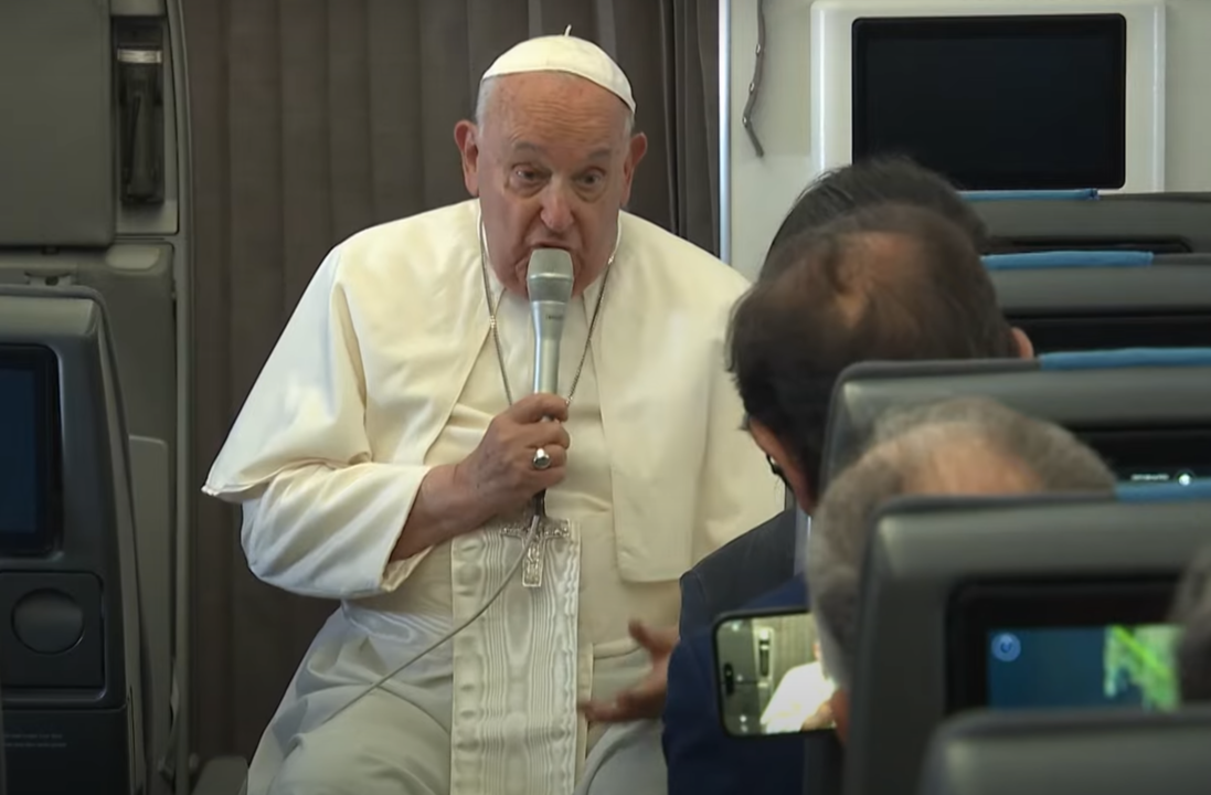 El Papa Francisco en el vuelo de Singapur a Roma dialoga con los periodistas.