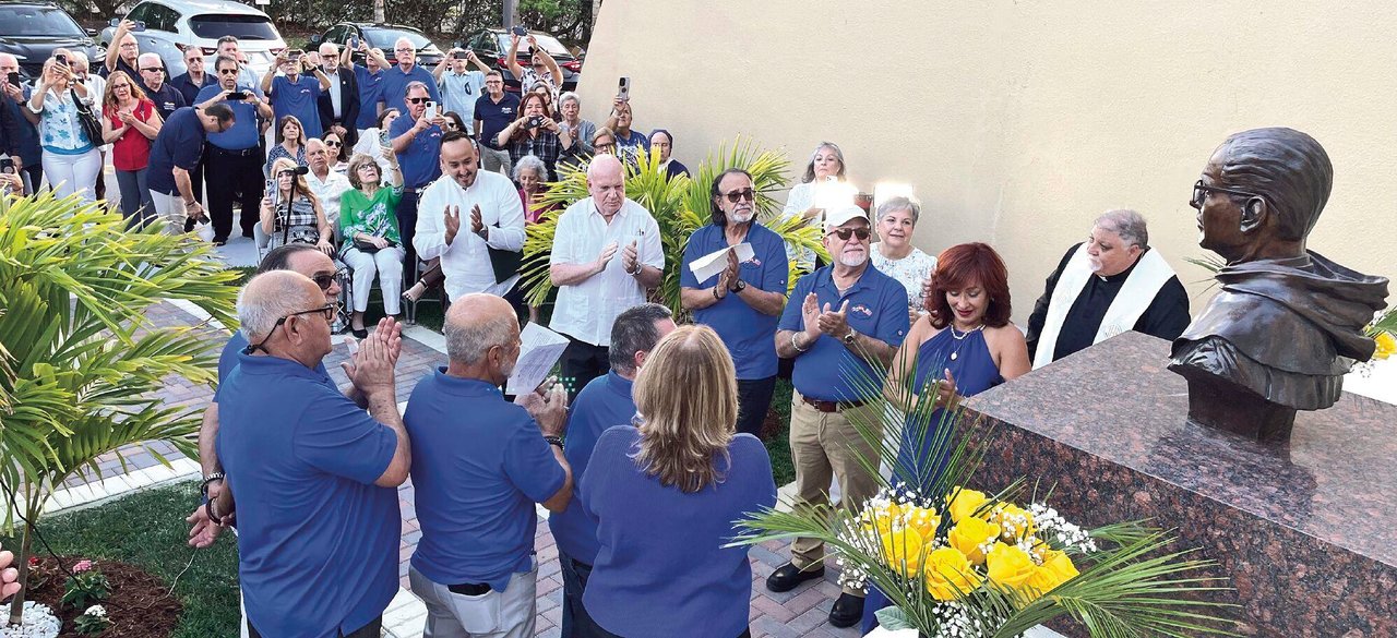 Un grupo de Niños del P. Camiñas, ahora abuelos, develaron el busto en la Ermita de la Caridad de Miami en homenaje al fraile franciscano que ayudó a más de 4.000 menores cubanos que viajaron sin sus padres a España, en las décadas de los años 60 y 70.