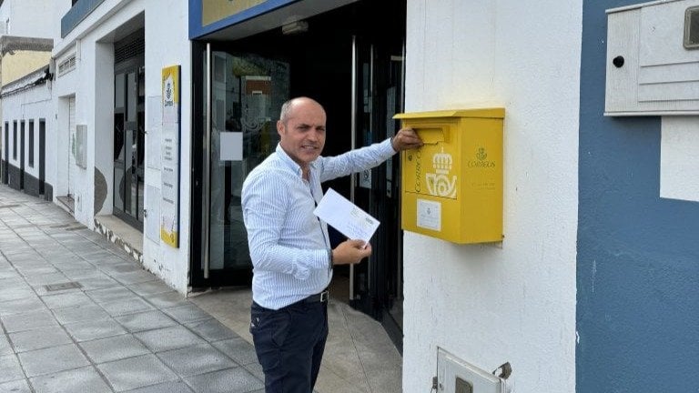 David Cabrera de León, Vicepresidente 1º del Cabildo de la Isla de El Hierro,enviando la carta al Papa Francisco.