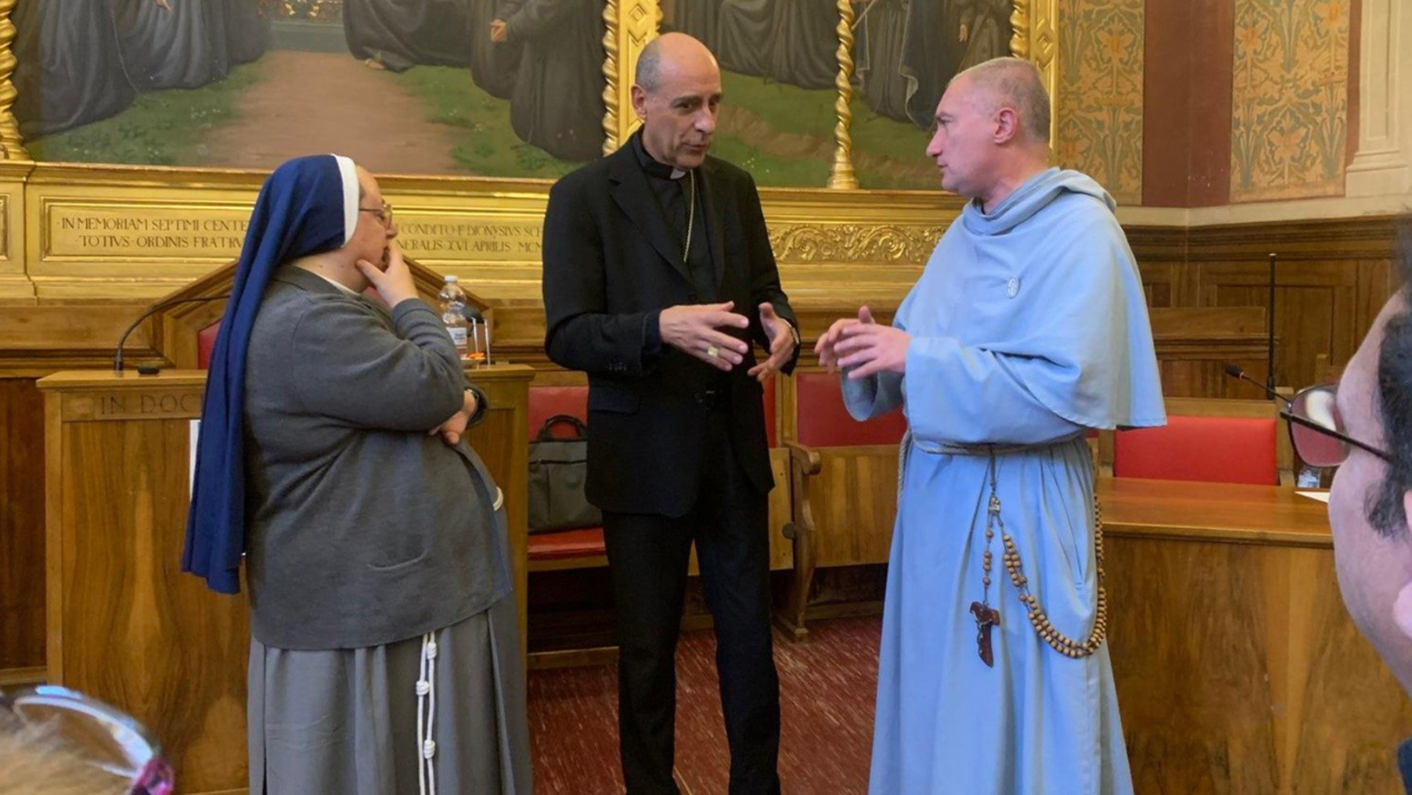 El cardenal Fernández durante una pausa de la conferencia.