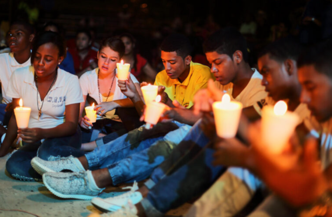 Grupo de jóvenes orando.