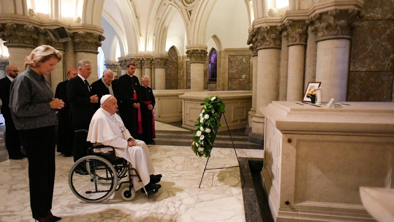 El Papa visita la tumba del rey Balduino. 