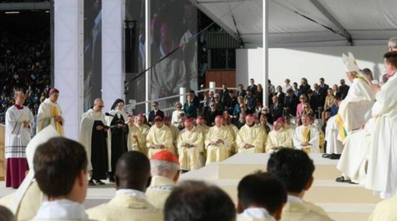 El Papa beatificó en el estadio rey Balduino de Bruselas a Ana de Jesús, carmelita española fiel compañera de Santa Teresa, que llevó la reforma teresiana por Europa. / Vatican Media.