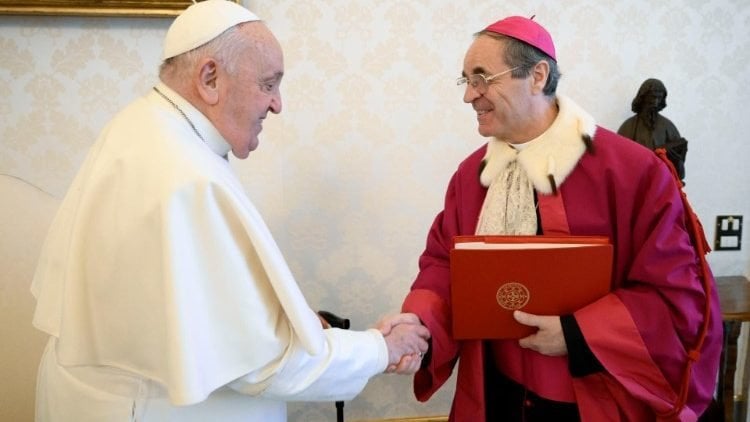 Mons. Alejandro Arellano junto al Papa Francisco. Vatican News. 