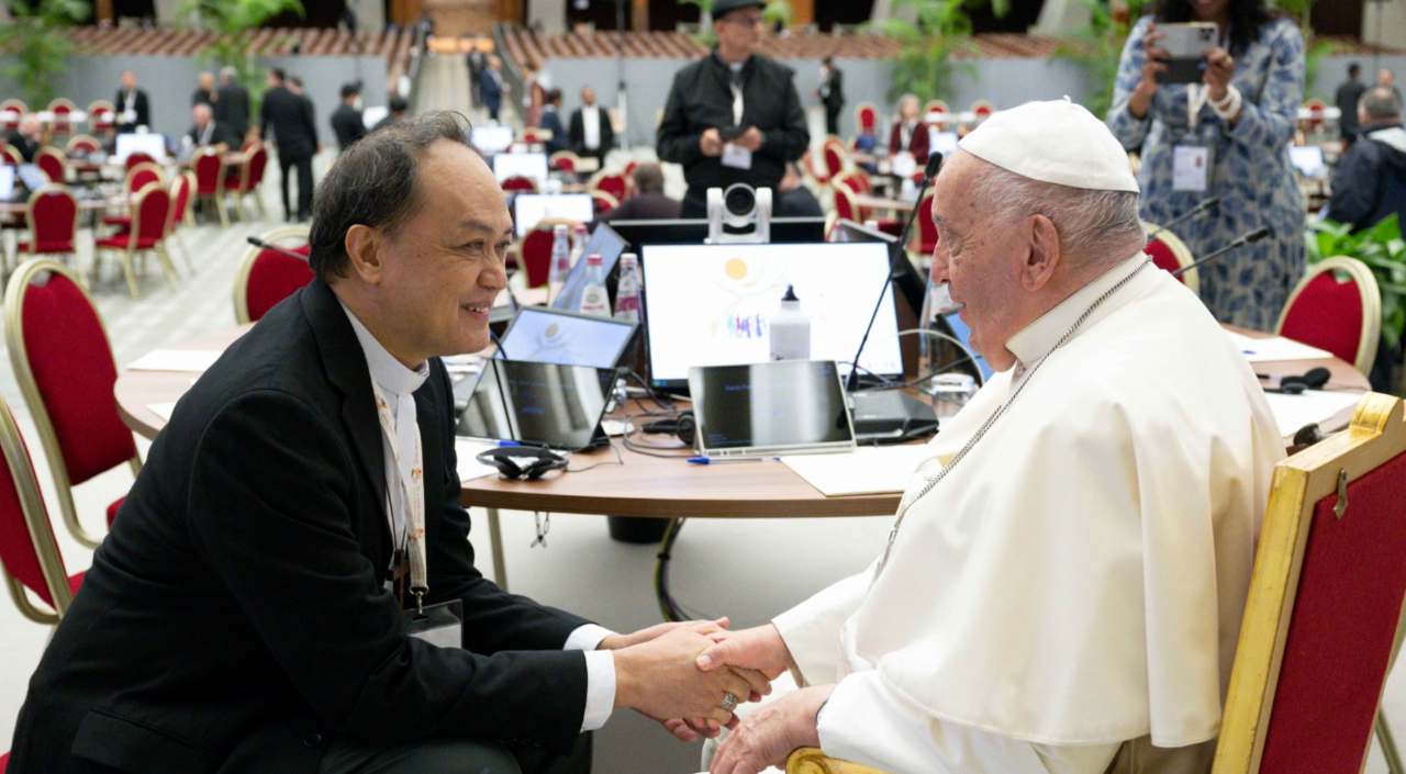 El papa Francisco estrecha la mano del cardenal electo Pablo Virgilio Siongco David, obispo de Kalookan (Filipinas), durante la segunda sesión del Sínodo sobre la sinodalidad en el Aula de Audiencias Pablo VI del Vaticano el 8 de octubre de 2023. (Foto CNS/Vatican Media).