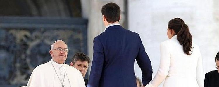 El papa Francisco frente a una pareja de novios.
