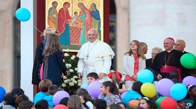 El Papa Francisco en un acto con familias en Sudamérica.