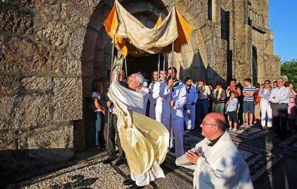 El obispo de Vigo pide a la Virgen del Carmen por los marineros fallecidos en el mar.