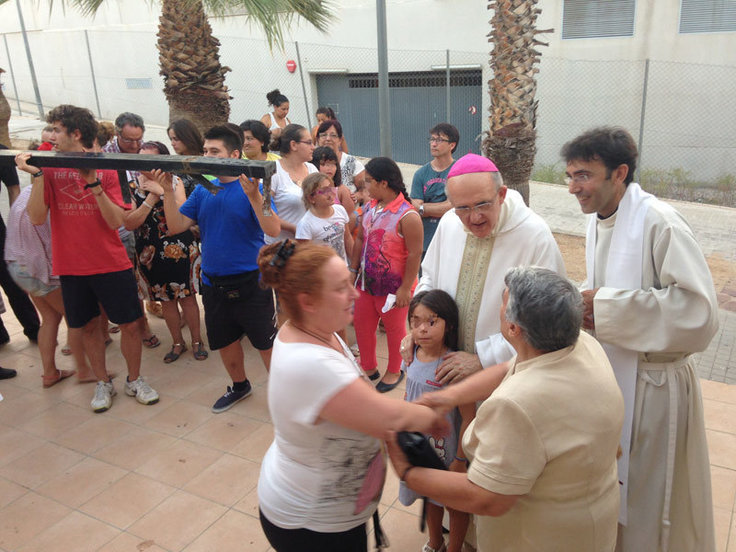 Monseñor Osoro visita a familias en riesgo de exclusión.
