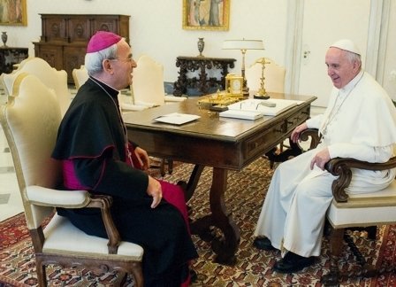 El Nuncio Apostólico de España, Renzo Fratini junto al Papa Francisco. 