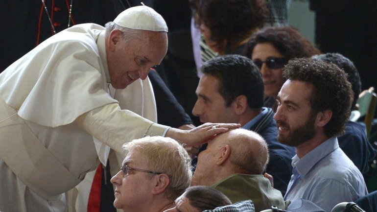 El Papa Francisco, con los enfermos que asisten a las ceremonias en San Pedro.