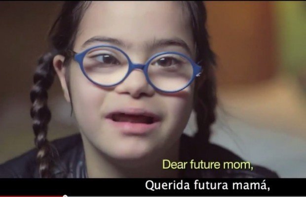 Una niña síndrome de Down que aparece en el vídeo. 