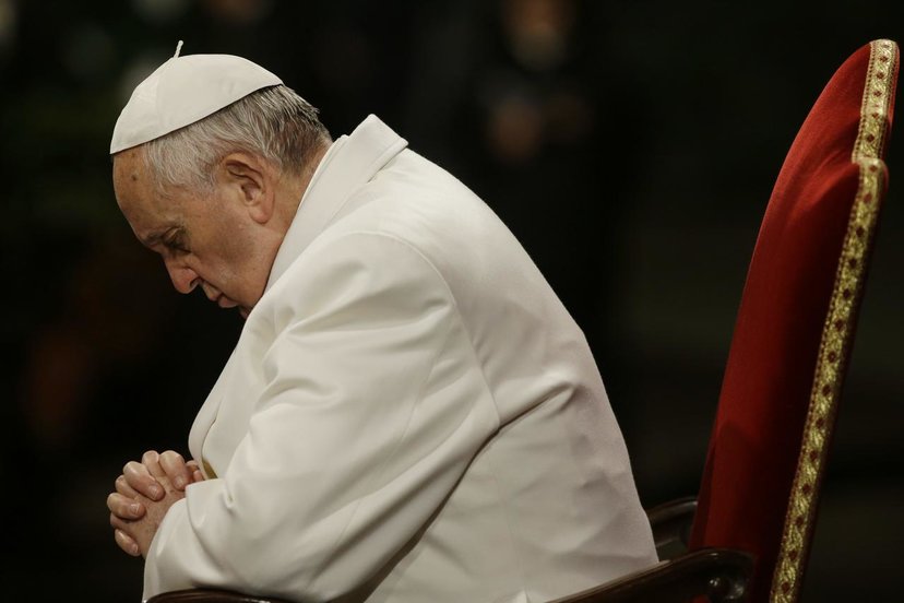 El Papa Francisco rezando el Vía Crucis. 