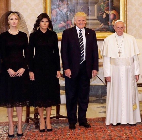 El presidente Donald Trump con su hija y su mujer, junto al Papa Francisco. 