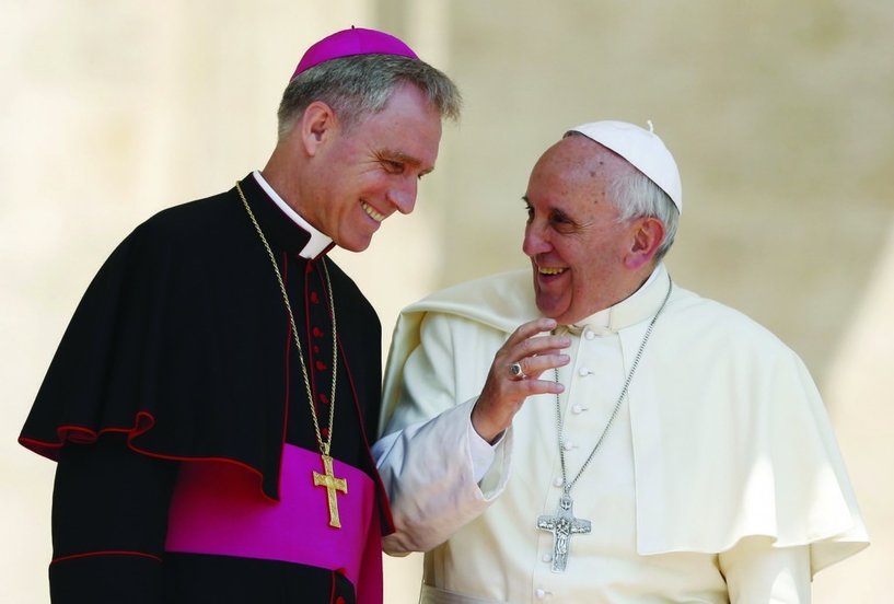 El Papa Francisco con Monseñor Georg Gänswein. 