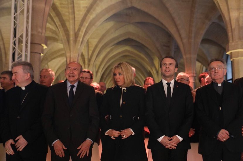 Macron junto a su mujer y obispos franceses. 