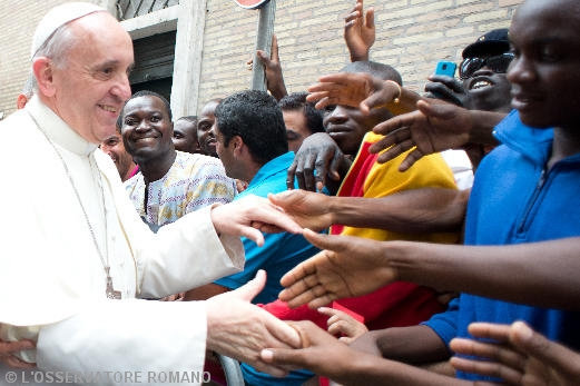 Papa Francisco con migrantes. 