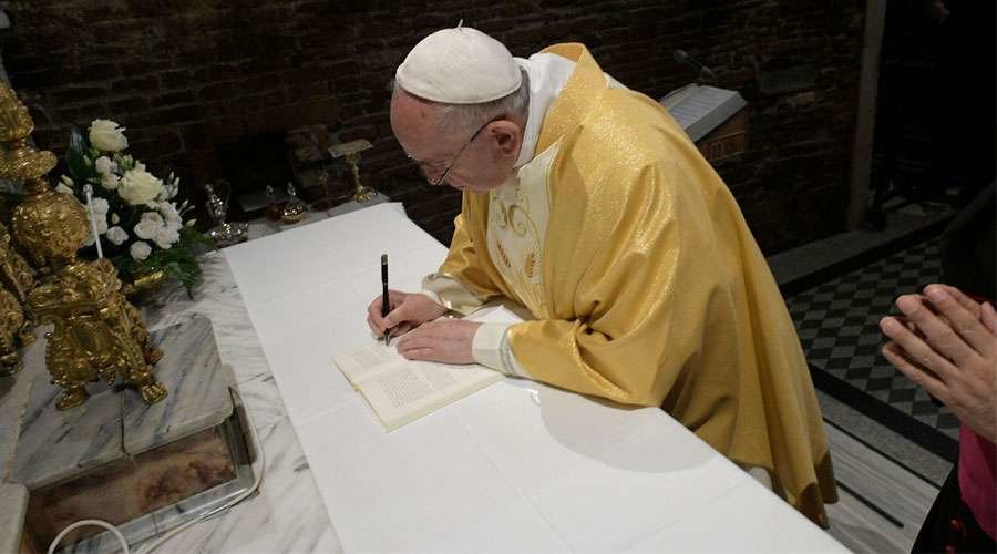 Papa Francisco Firma Exhortacion Apostolica (Vatican Media)