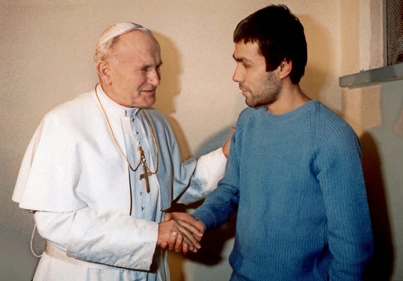Juan Pablo II con Alí Agca. 