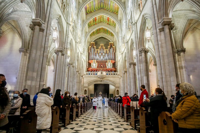 Asistentes a la eucaristía de la Inmaculada Concepción en la Catedral de la Almudena, a 8 de diciembre de 2021, en Madrid, (España).