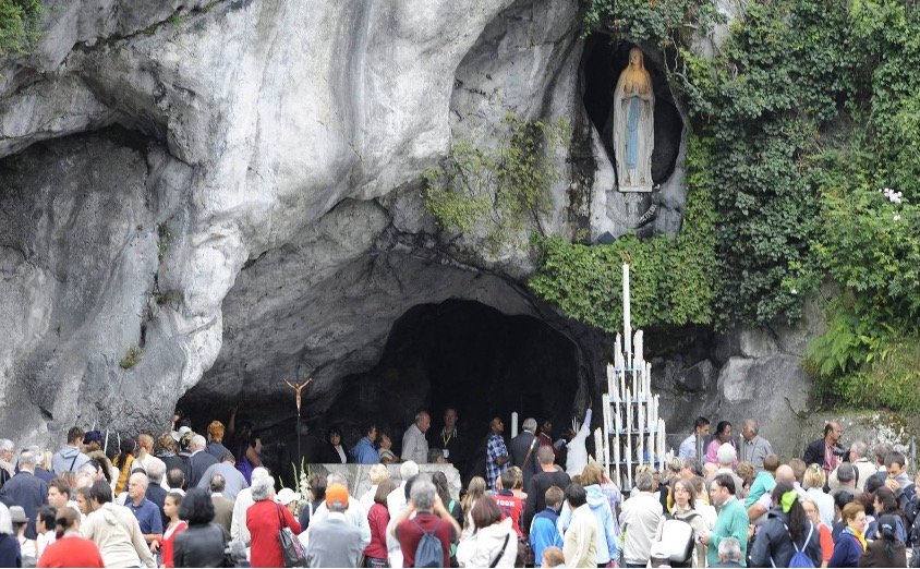 Peregrinos ante la Gruta de la Virgen de Lourdes.