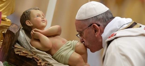 El Papa Francisco, besando una imagen del Niño Jesús.