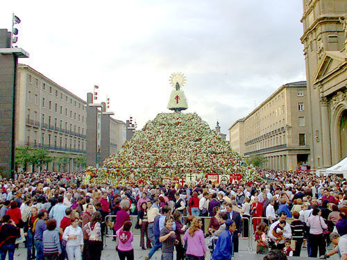 Imagen de la ofrenda de flores de la Virgen del Pilar. 