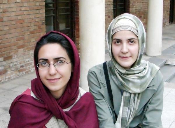 Dos chicas con el velo islámico (hiyab). 
