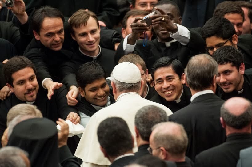 El Papa Francisco con un grupo de seminaristas. 
