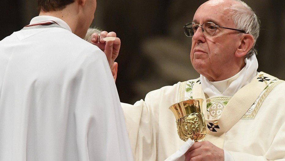 El Papa Francisco dando la comunión. 